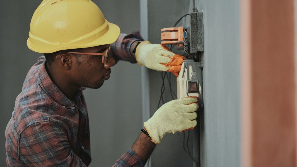 5 Common Signs You Need to Hire an Electrician for Your Home