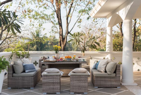 How to Choose an Outdoor Sofa: A Guide