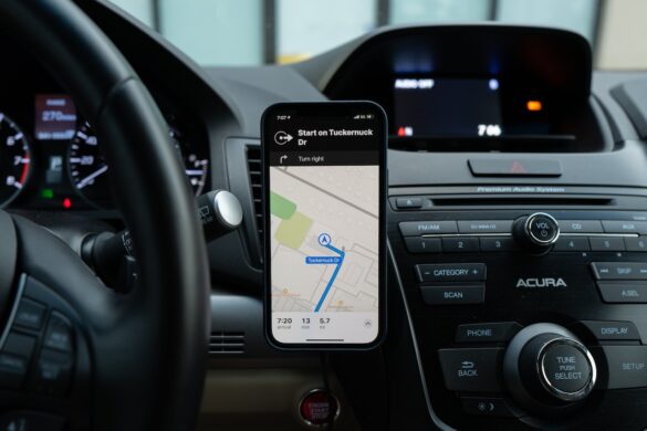 Types of GPS Devices: Dedicated GPS Device vs. Smartphone GPS App