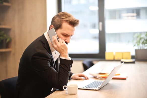 Which Phone System Is Best for Your Business: Business VoIP or Analog?