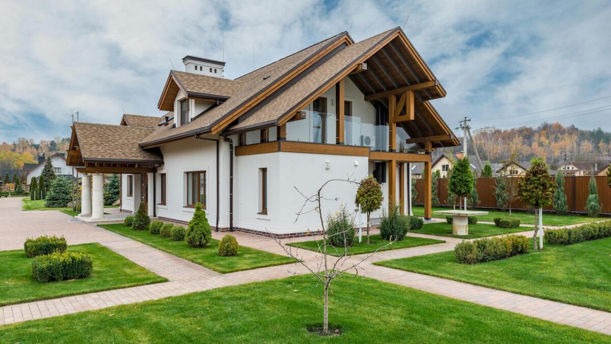 Siding Saviors: How Power Washing Extends the Lifespan of Your Home Exterior